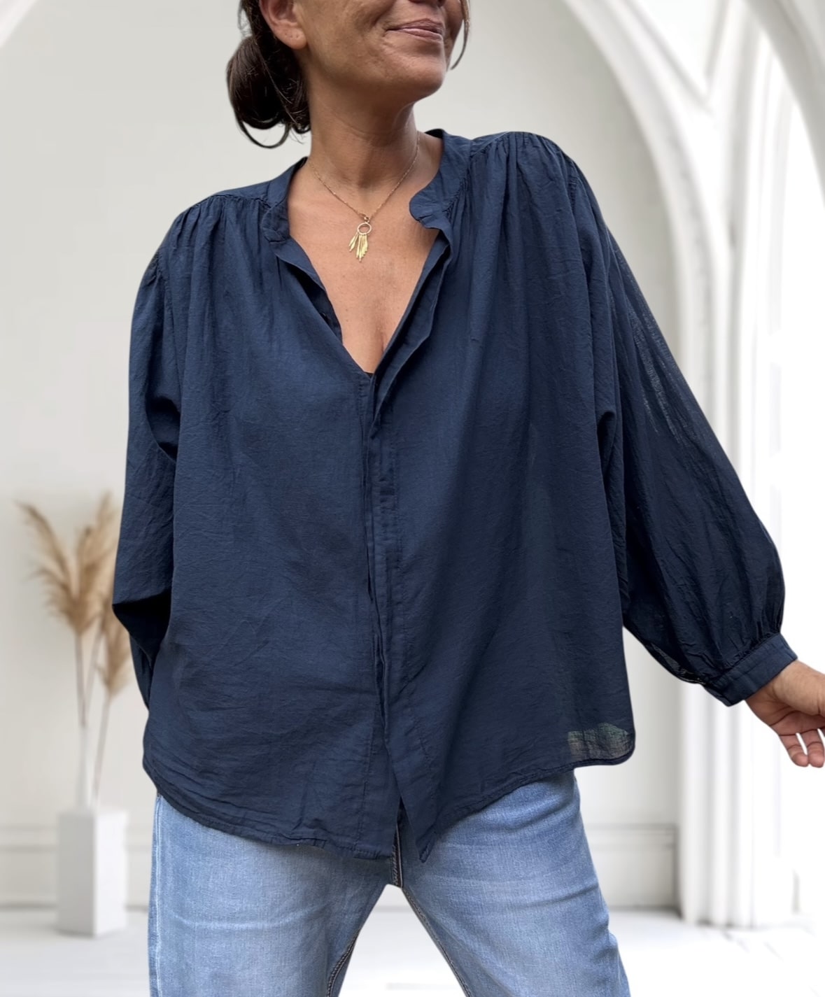 Chemise ample marine en voile de coton Gigi – Image 5