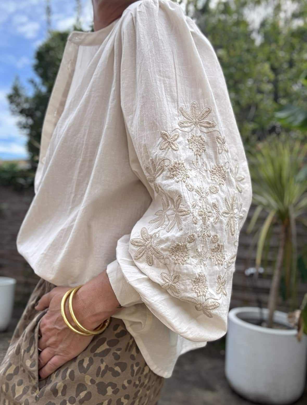 Chemise en voile de coton beige manches brodées