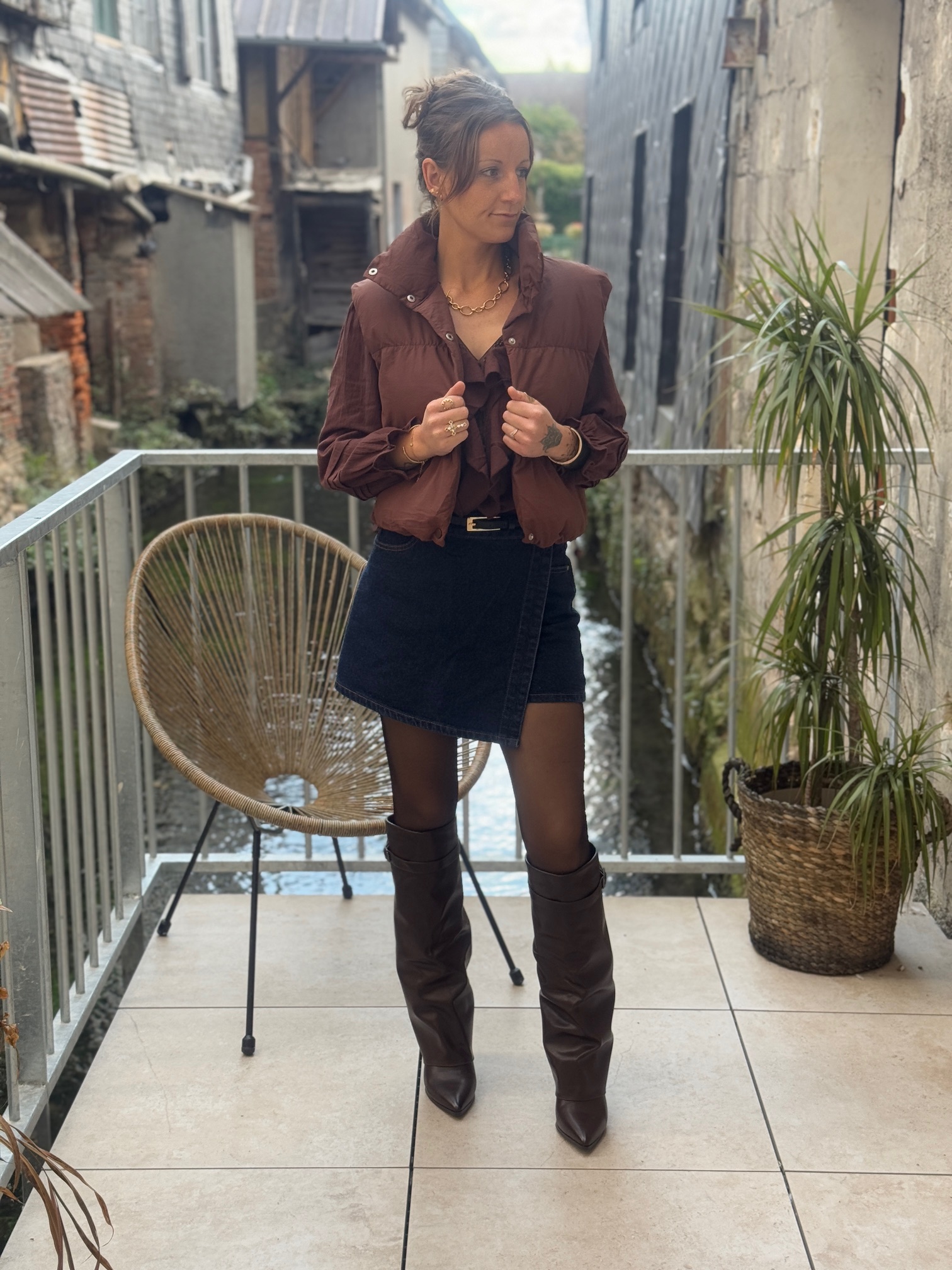 Doudoune courte chocolat sans manches – Image 2