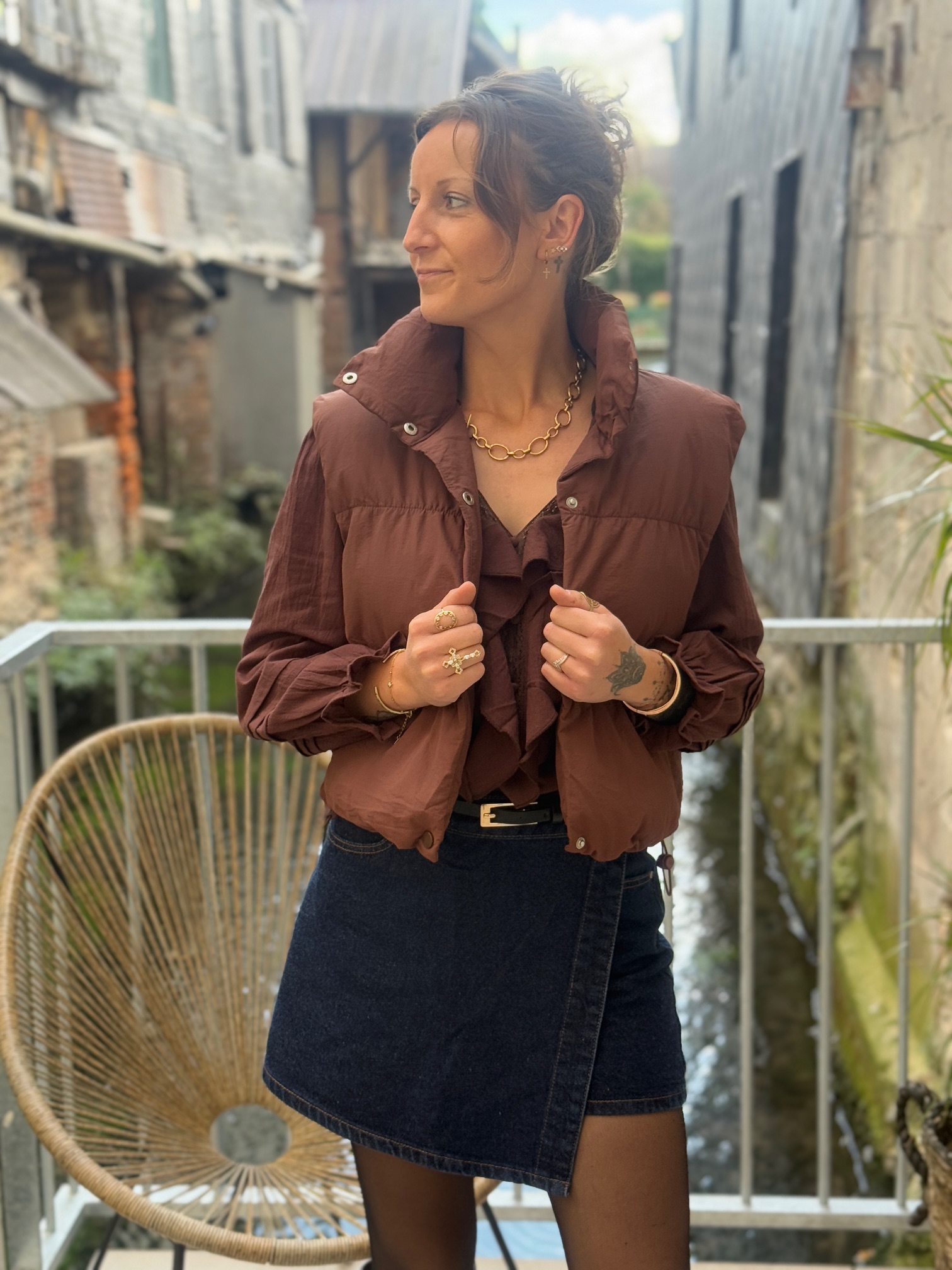 Doudoune courte chocolat sans manches – Image 3