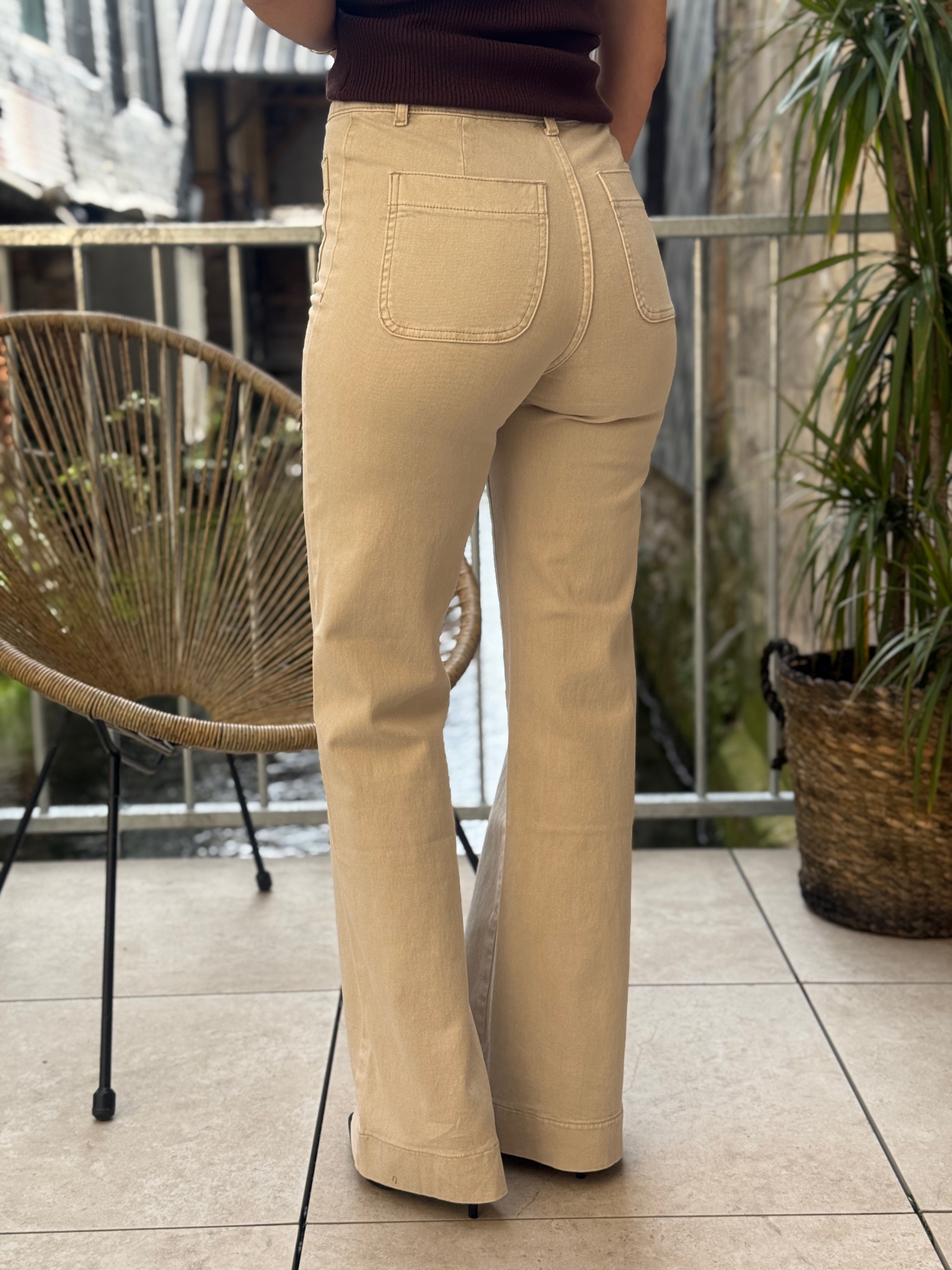 Jean flare taupe jambe longue – Image 2