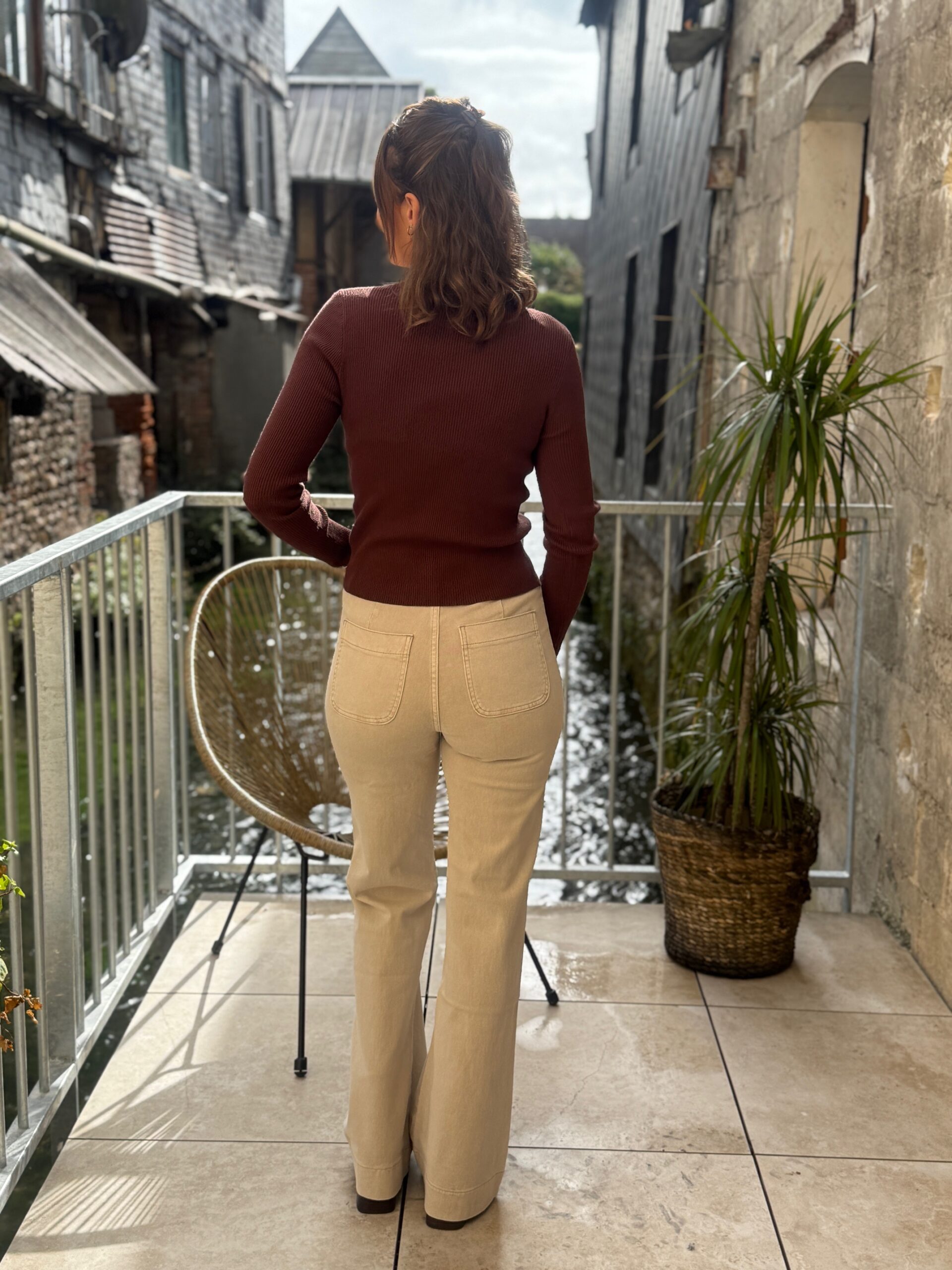 Jean flare taupe jambe longue – Image 9