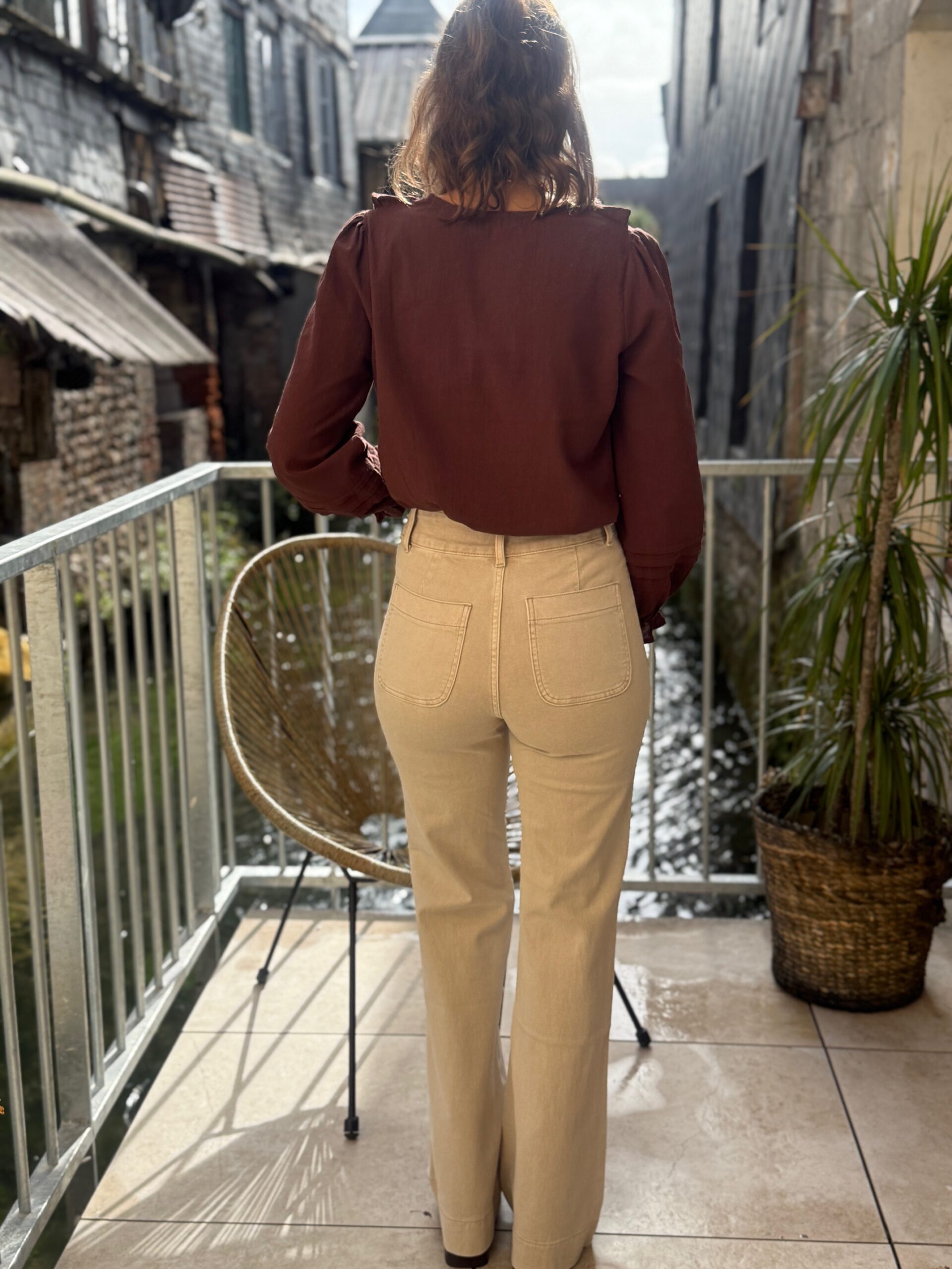 Jean flare taupe jambe longue – Image 6