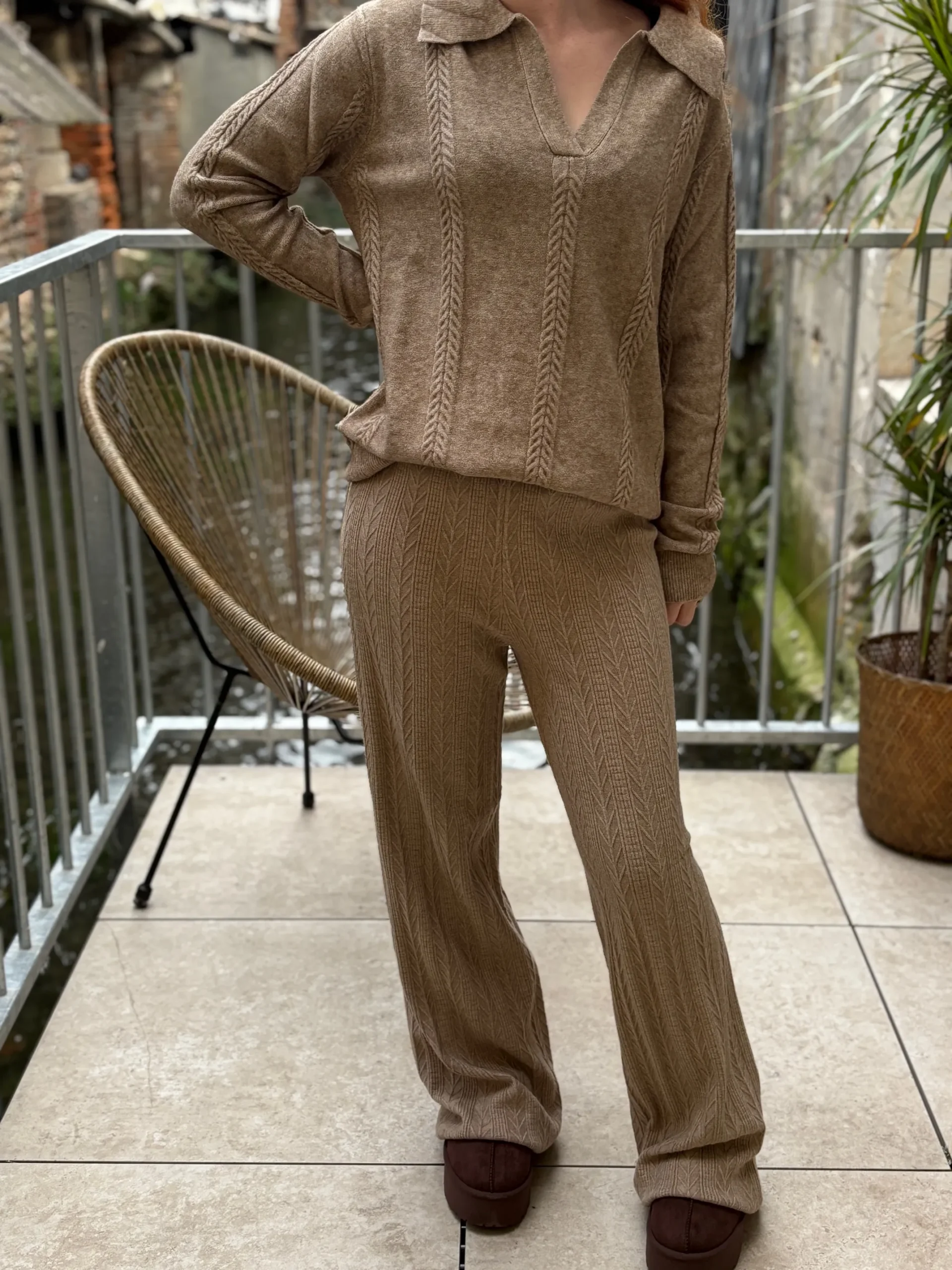 Pantalon en maille taupe à details – Image 2