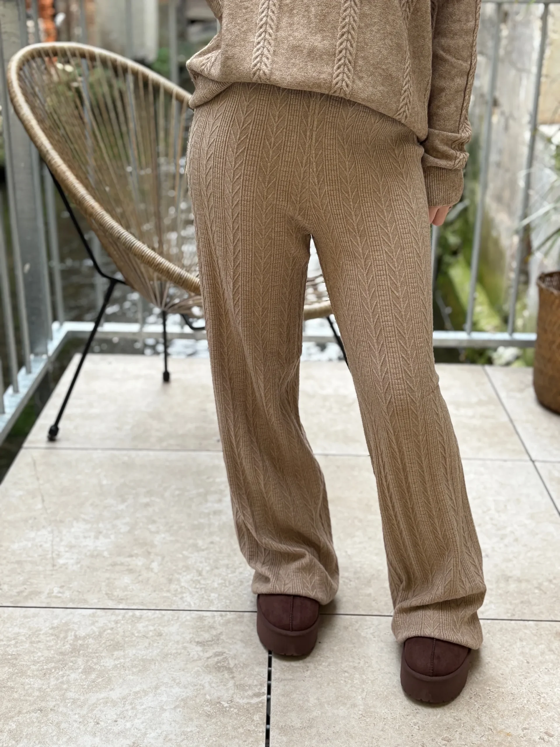 Pantalon en maille taupe à details – Image 3