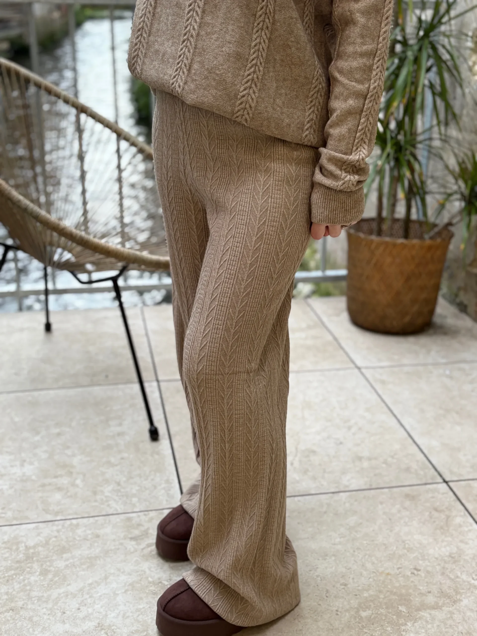 Pantalon en maille taupe à details – Image 4